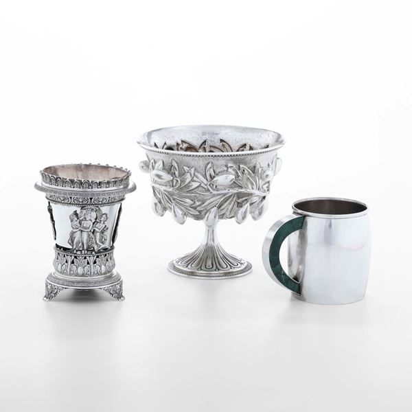 Lotto composto da un boccale con inserti in malachite, un vaso (con marchio dell’argentiere G M inframezzato a stella) e una coppa in stile archeologico. Differenti manifatture artistiche italiane del XX-XXI secolo.