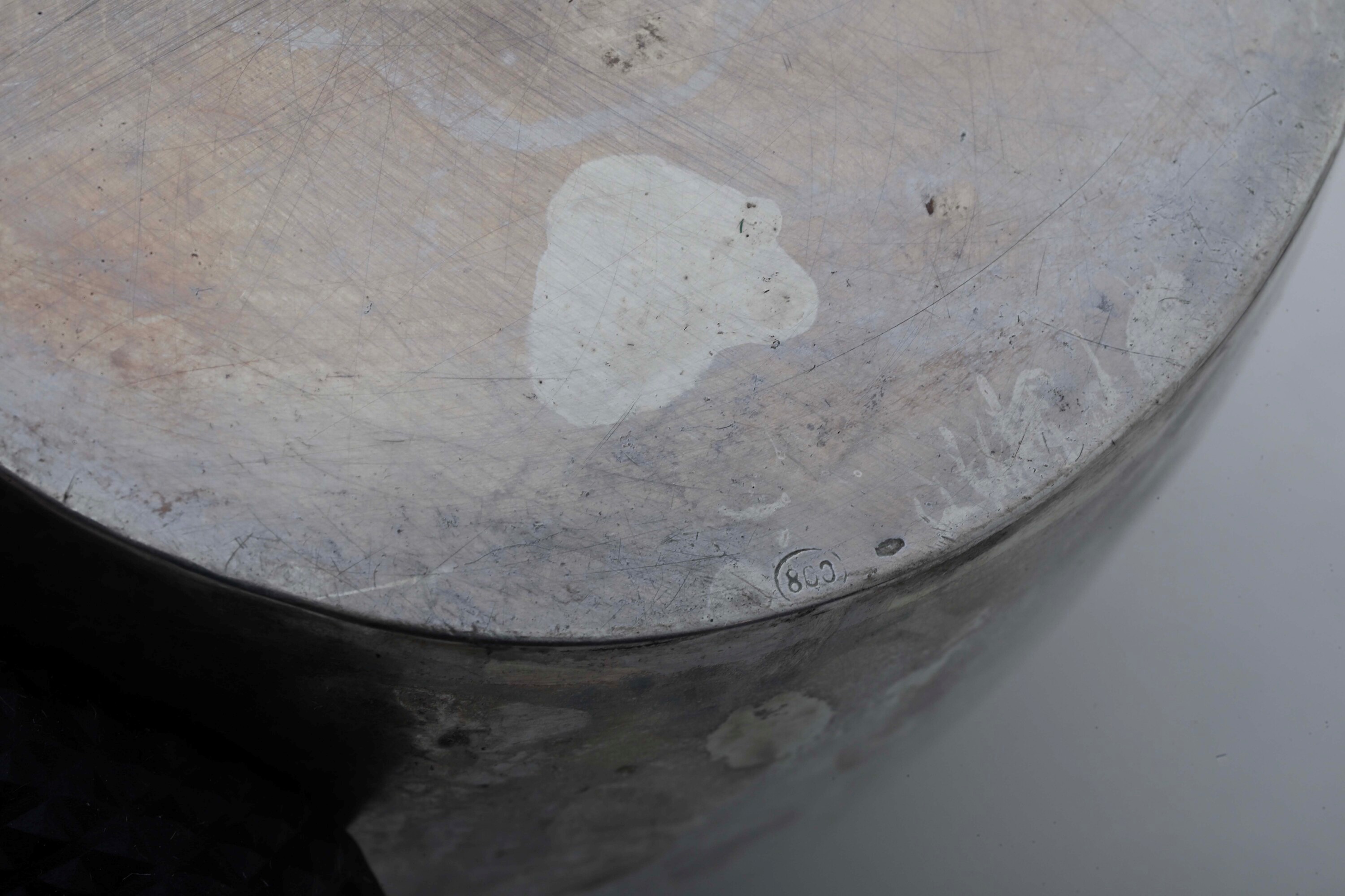 Lotto di tre manufatti in argento fuso e sagomato: boccale con inserti in malachite, vaso con mar...