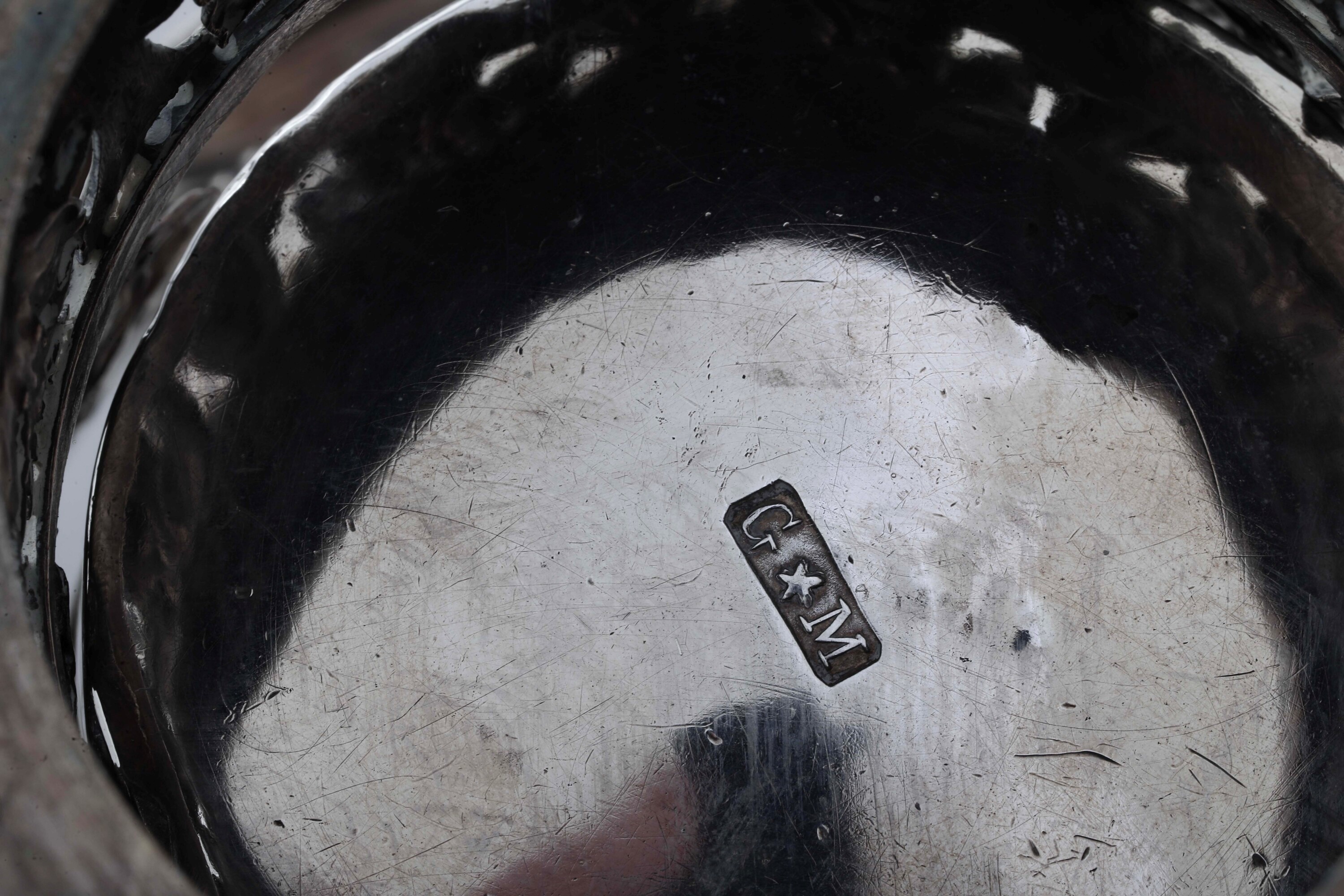 Lotto di tre manufatti in argento fuso e sagomato: boccale con inserti in malachite, vaso con mar...