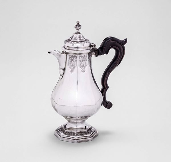 Una caffettiera di gusto settecentesco con decori alla “Berain”. Argenteria italiana del XX-XXI secolo.