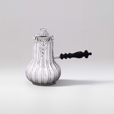 Argenteria artistica milanese (XX-XXI secolo), Caffettiera settecentesca in argento fuso e sagoma...
