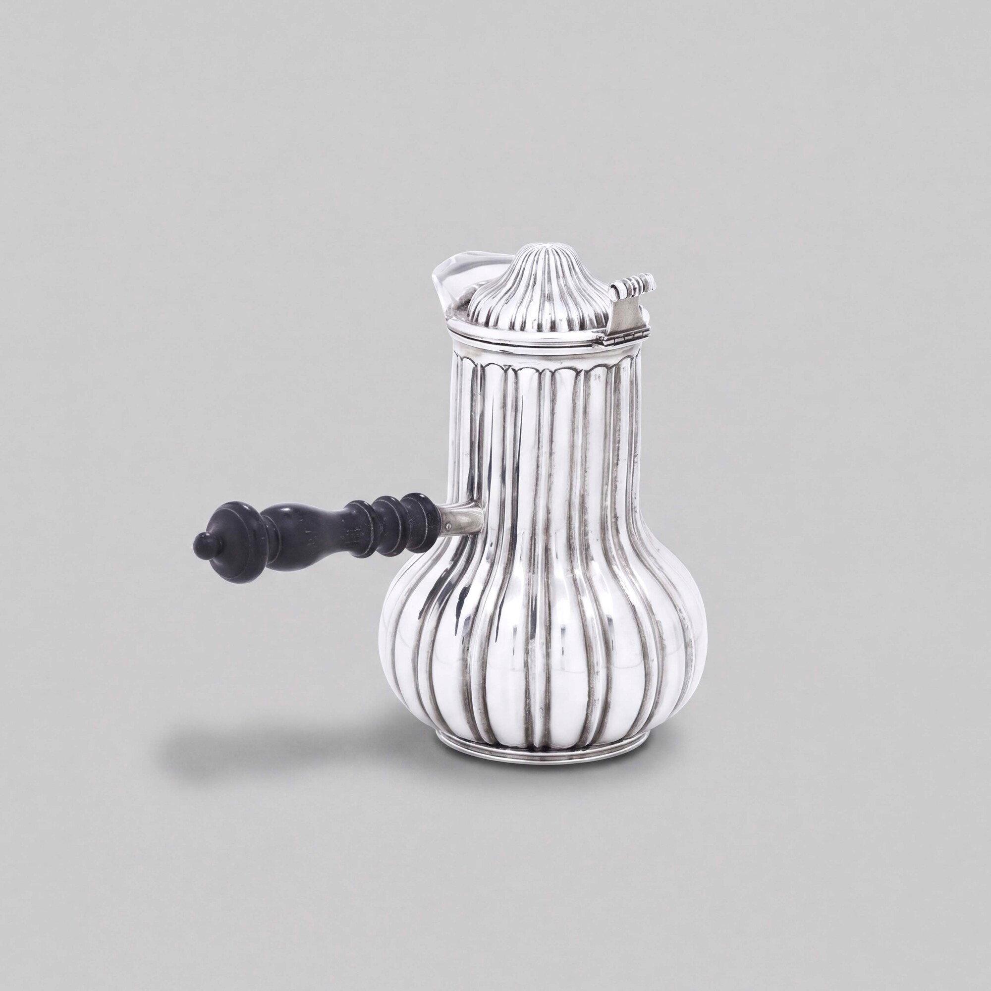 Argenteria artistica milanese (XX-XXI secolo), Caffettiera settecentesca in argento fuso e sagoma...