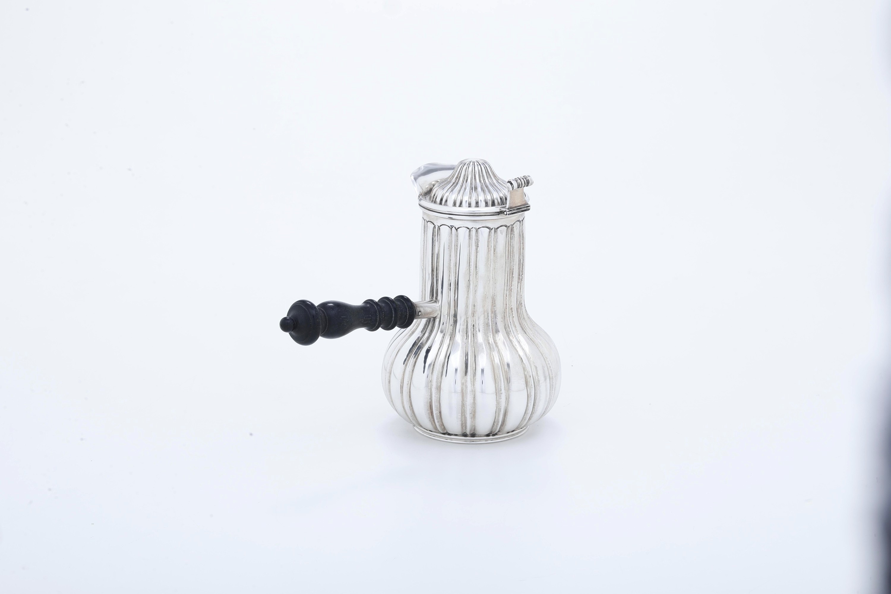 Argenteria artistica milanese (XX-XXI secolo), Caffettiera settecentesca in argento fuso e sagoma...