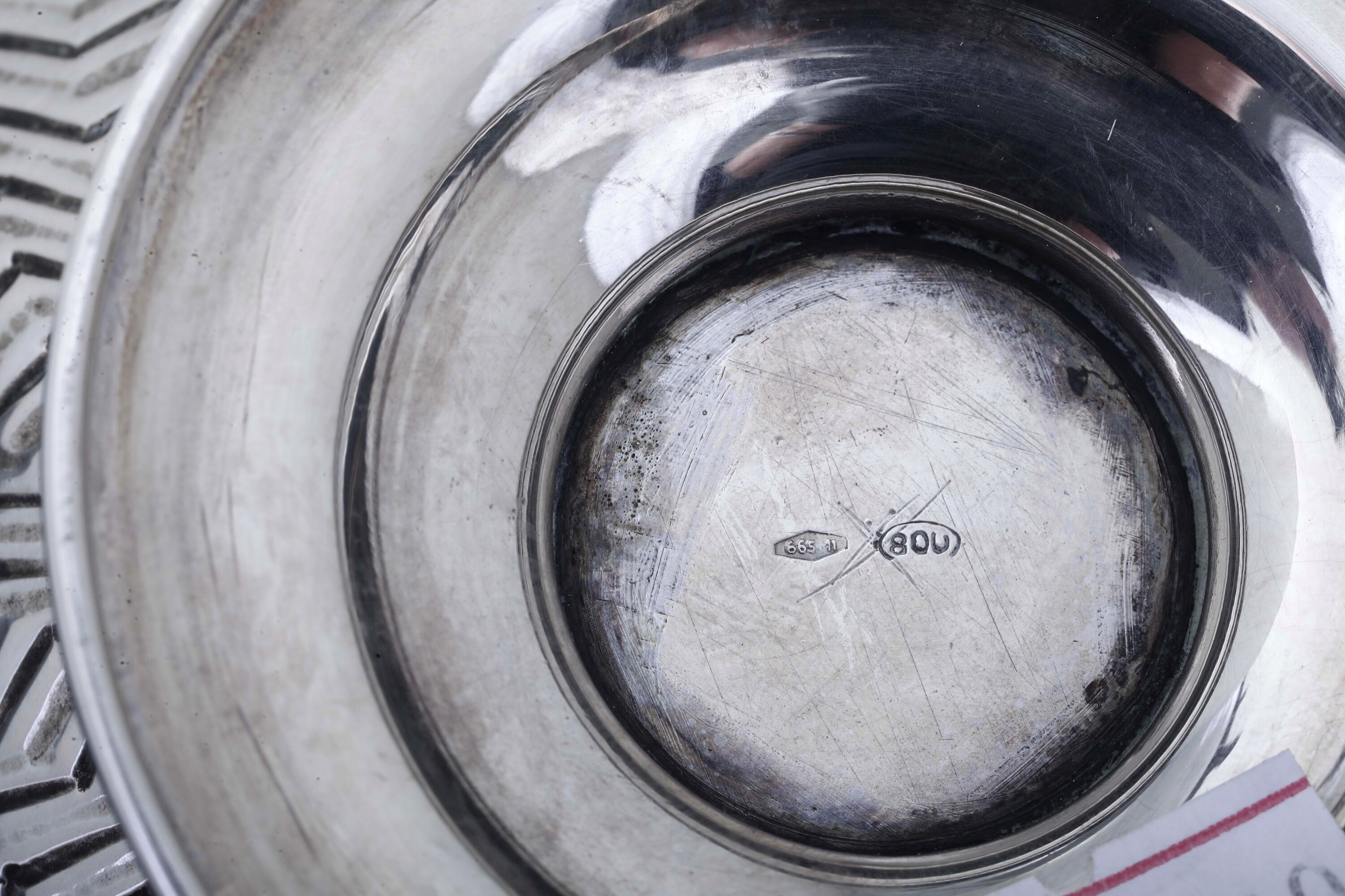 Argenteria italiana del XX secolo, Due zuccheriere in argento fuso e sagomato, in stile antico