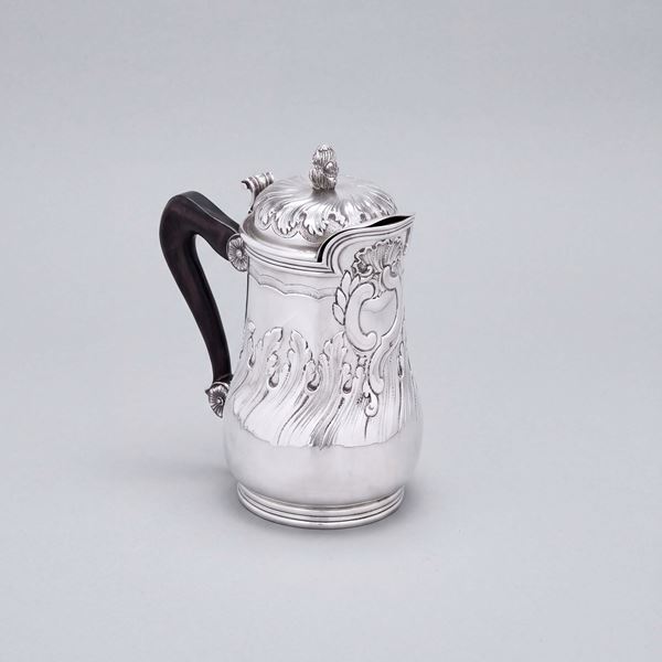 Caffettiera di gusto settecentesco. Argenteria artistica milanese del XX-XXI secolo. Argentiere Gabriele De Vecchi.