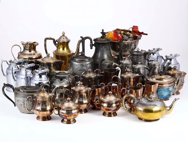 Grande lotto di teiere, caffettiere, lattiere e thermos in metallo