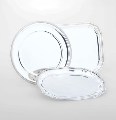 Argenteria italiana, Vassoi sagomati e piatto circolare in argento fuso (XX/XXI secolo)