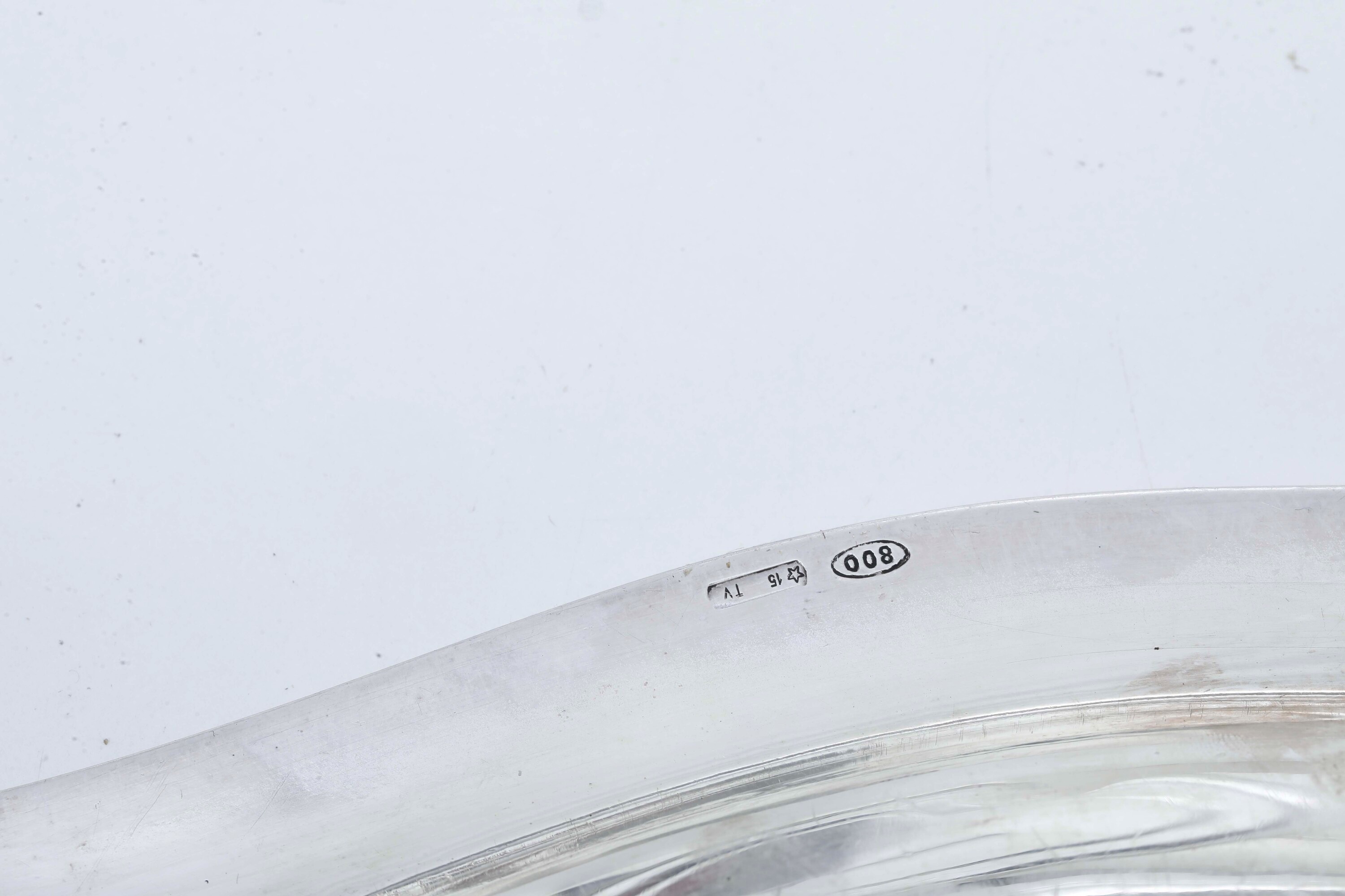 Argenteria italiana, Vassoi sagomati e piatto circolare in argento fuso (XX/XXI secolo)