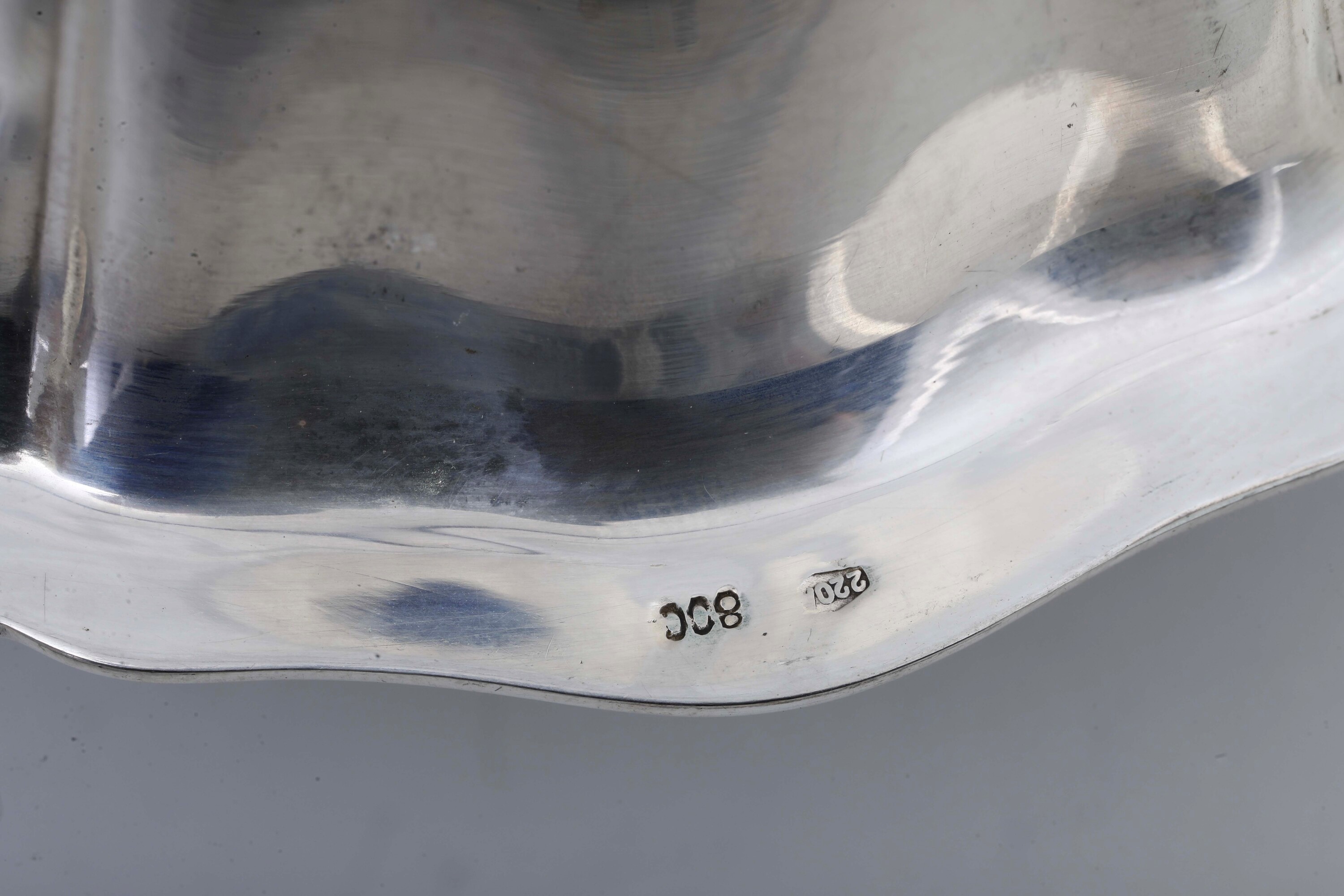 Argento fuso sagomato, Servizio composto da coppette, piatti e piattini (differenti manifatture i...