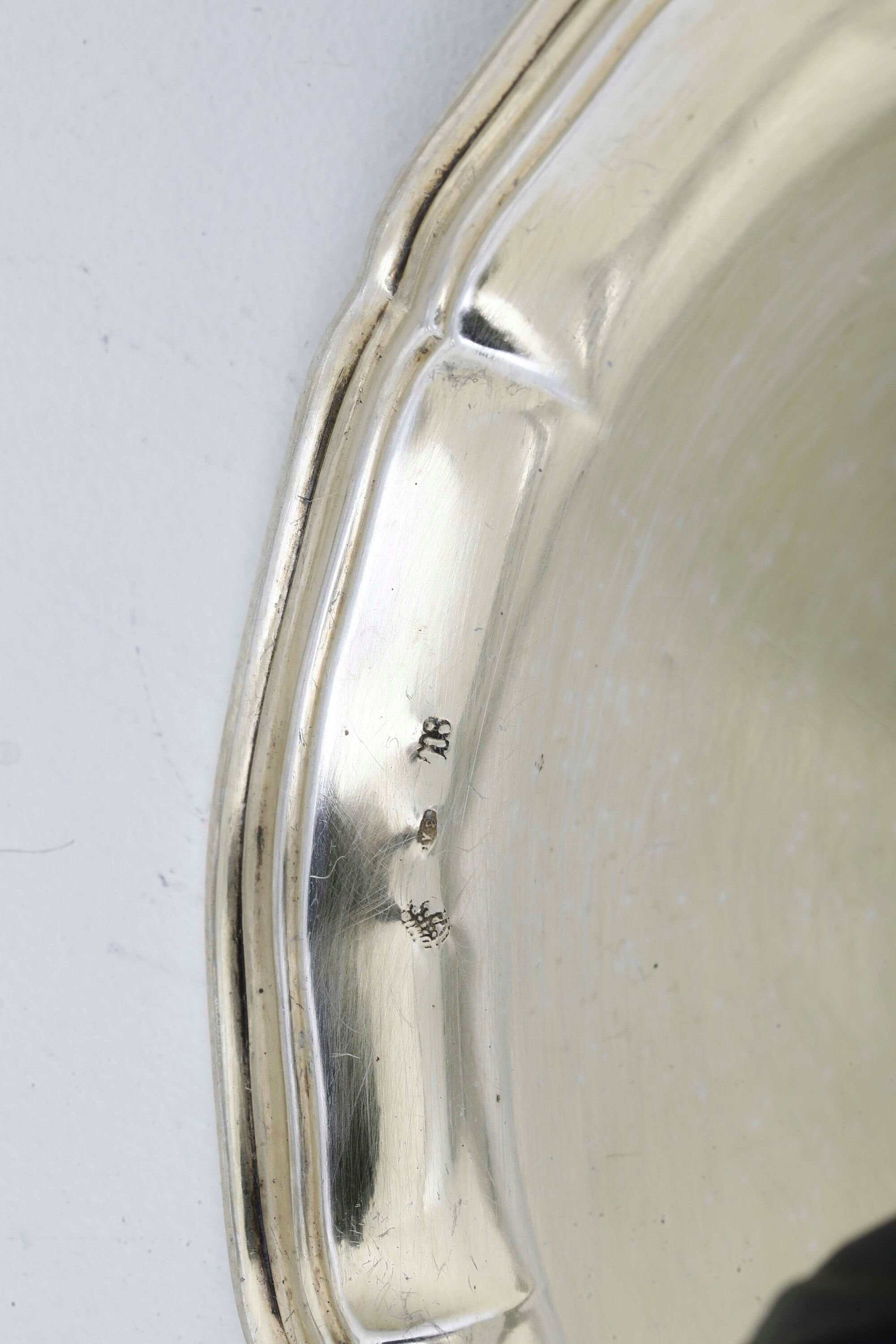 Argento fuso sagomato, Servizio composto da coppette, piatti e piattini (differenti manifatture i...