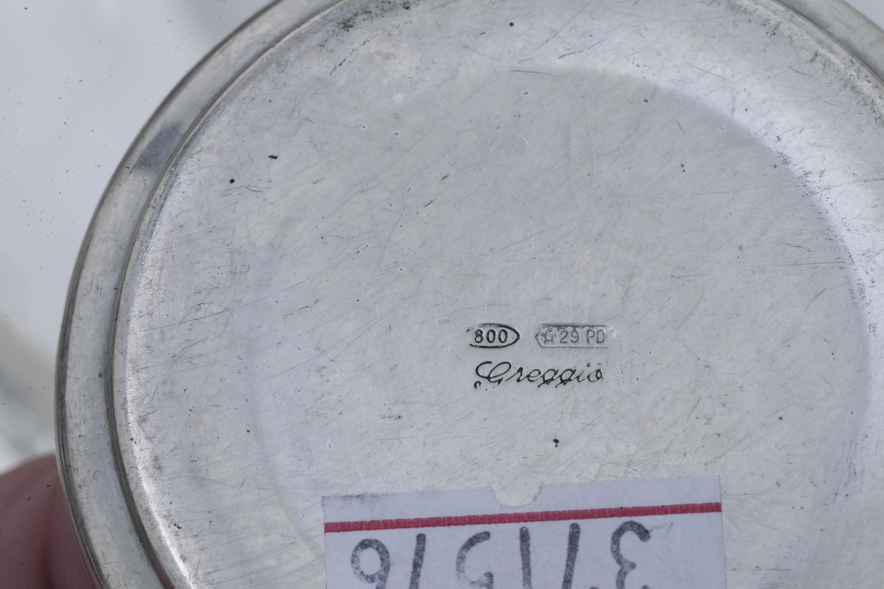 Argenteria del XX-XXI secolo, insieme composto da ciotola ovale, vassoio sagomato, formaggiera, s...
