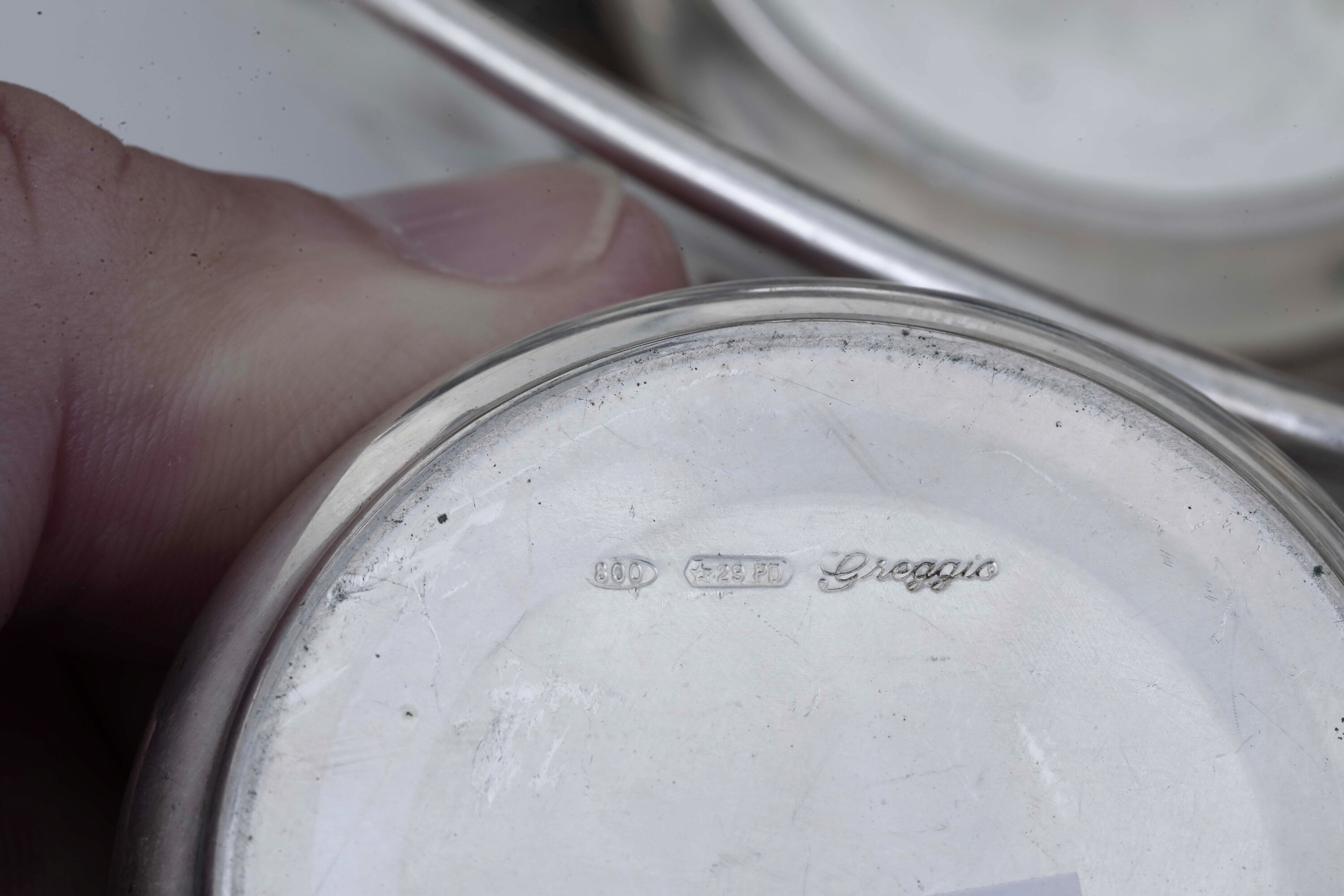 Argenteria del XX-XXI secolo, insieme composto da ciotola ovale, vassoio sagomato, formaggiera, s...