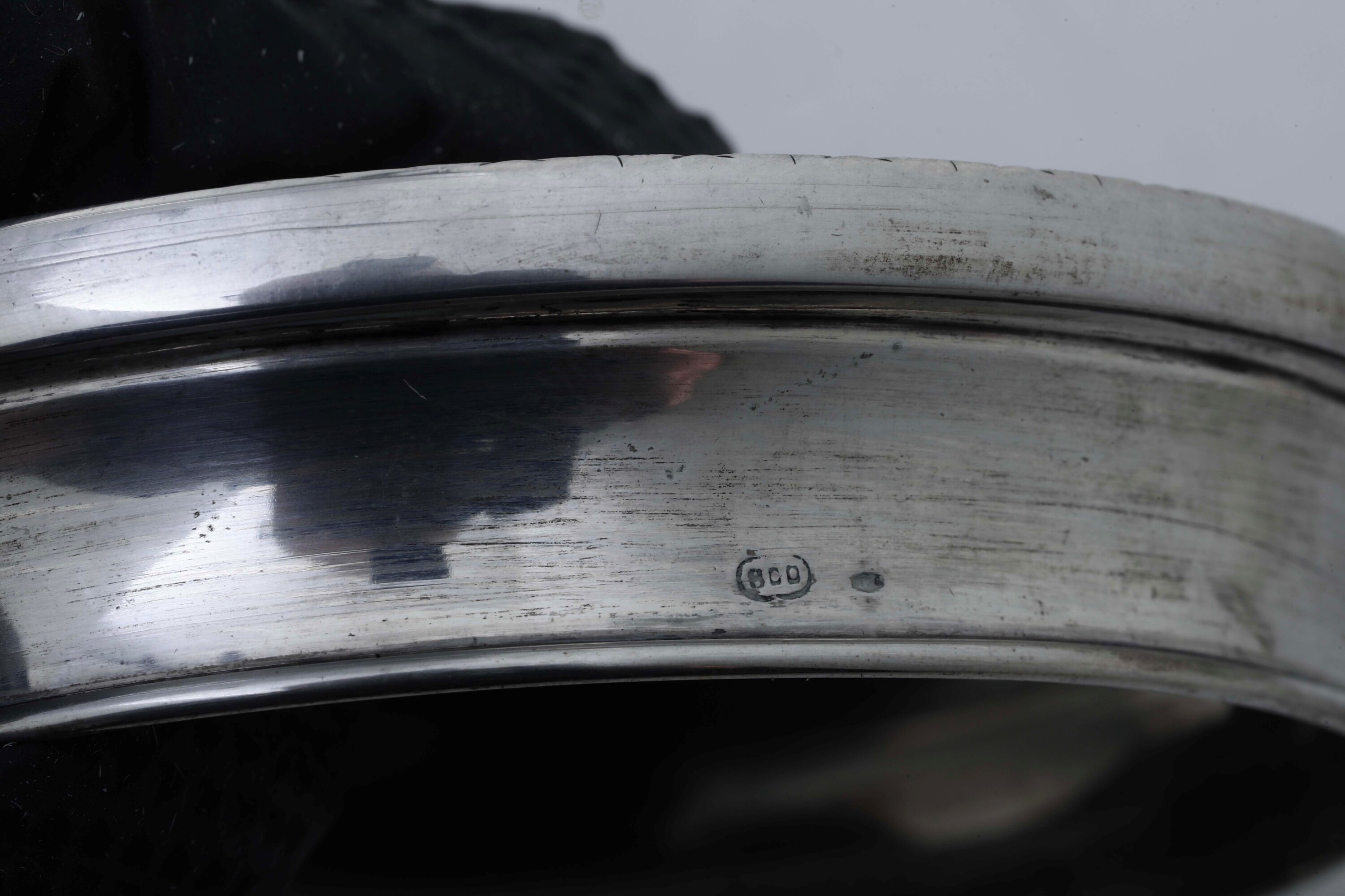 Manifatture del XX-XXI secolo, Tre contenitori in vetro molato con coperchi in argento e ampolla ...