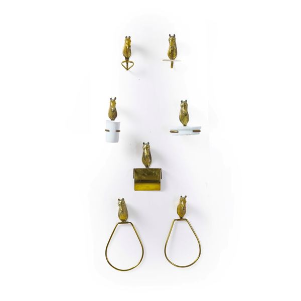 Set da bagno in metallo dorato con decoro a teste di cavallo. XX secolo
