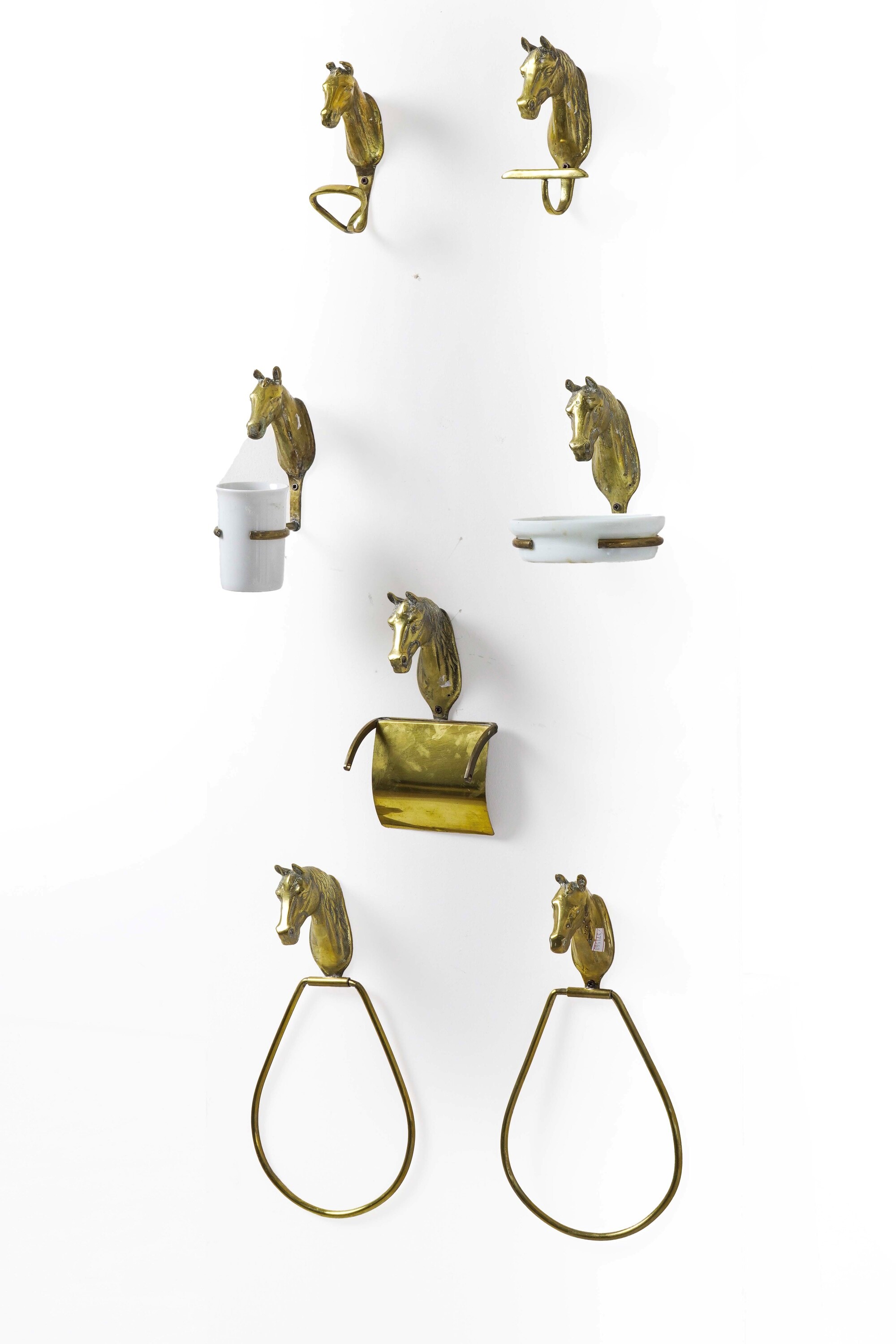 Set da bagno, metallo dorato con decoro a teste di cavallo, XX secolo