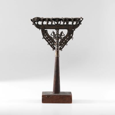 Candelabro a cinque luci di gusto orientale, metallo traforato e base in legno, XX secolo