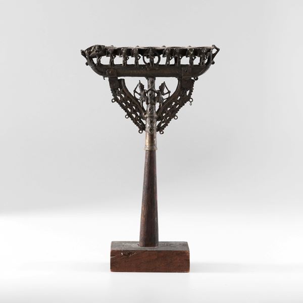 Candelabro di gusto orientale. XX secolo