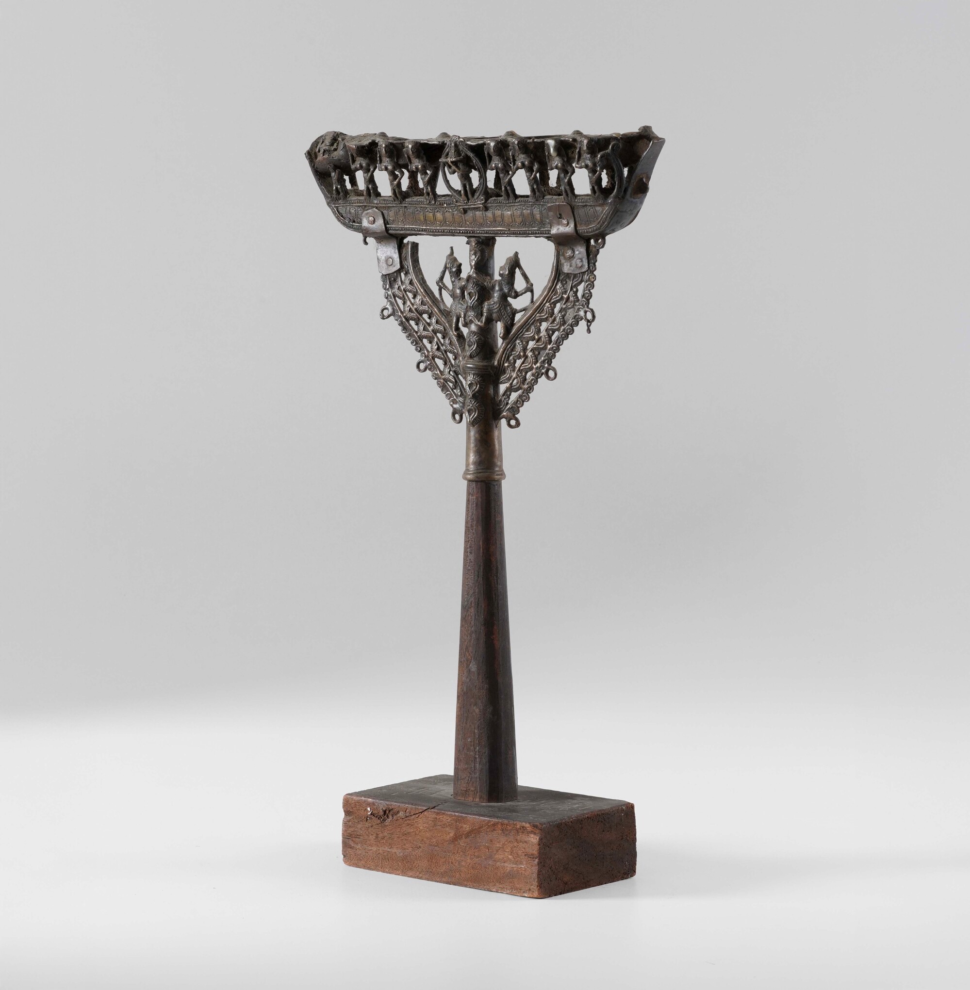 Candelabro a cinque luci di gusto orientale, metallo traforato e base in legno, XX secolo