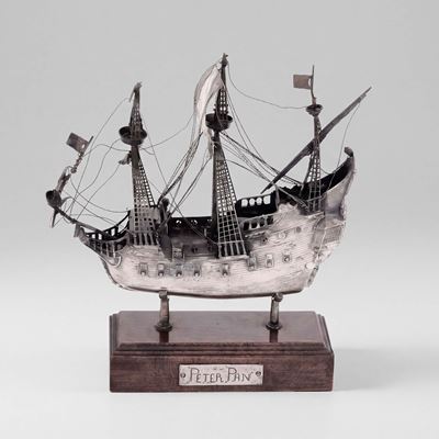 Modello di vascello “Jolly Roger”, argento fuso e sagomato su base in legno