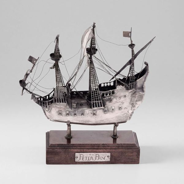 Modello di vascello “Jolly Roger”. Argenteria artistica italiana del XX secolo.