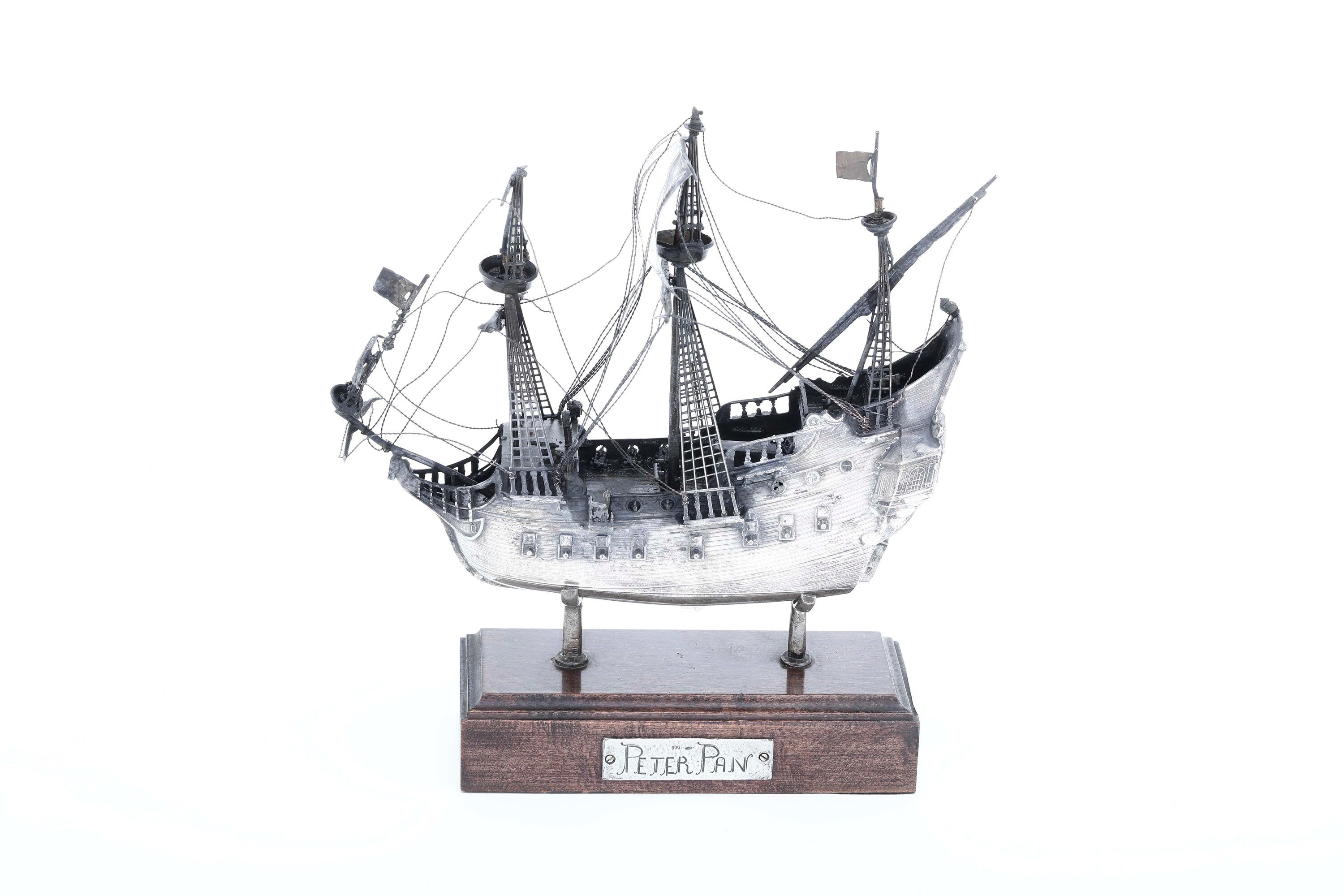 Modello di vascello “Jolly Roger”, argento fuso e sagomato su base in legno