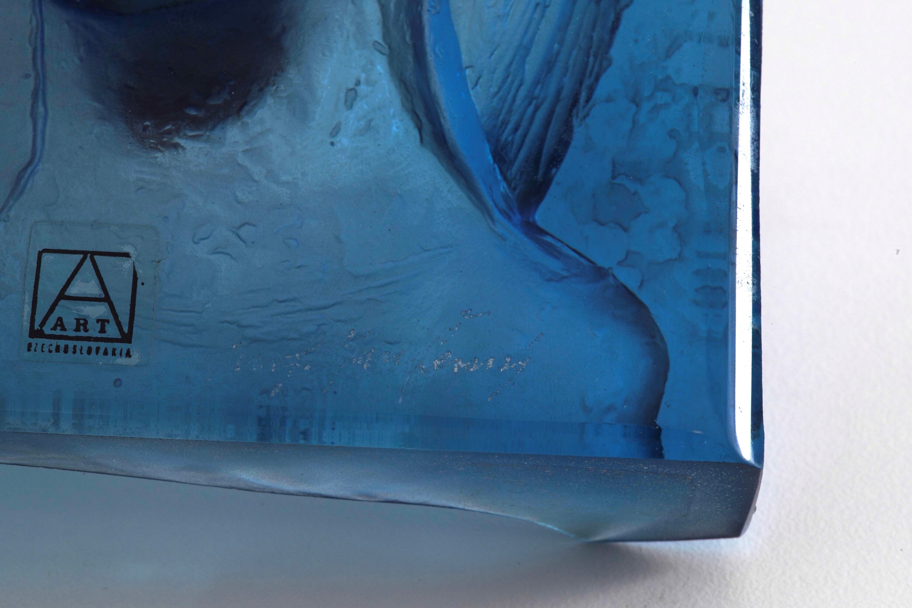 Art Cecoslovacchia, Bassorilievo in cristallo blu con due volti