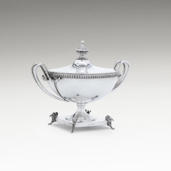 Una zuppiera in stile neoclassico. Argenteria artistica milanese, marchio con fascio vittorio in uso dal 1935 al 1945. Argentiere Achille Proserpio.