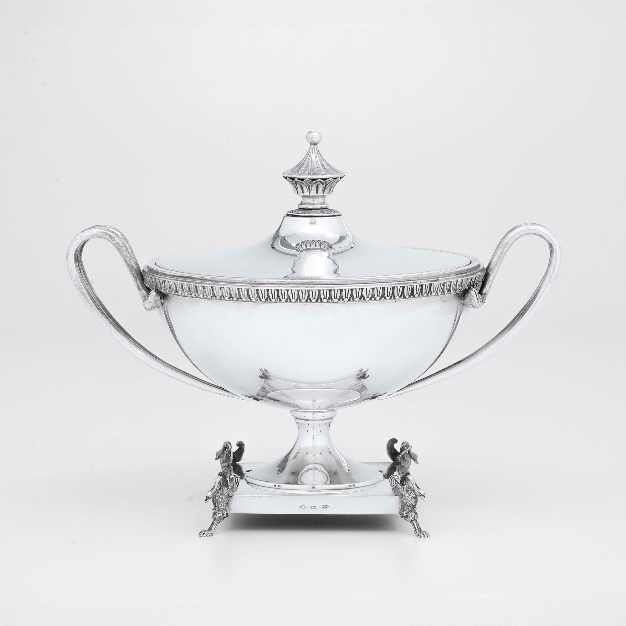 Achille Proserpio, Zuppiera in stile neoclassico in argento fuso e sagomato