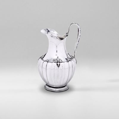 Argenteria italiana del XX secolo, Caraffa con corpo bacellato e manico decorato
