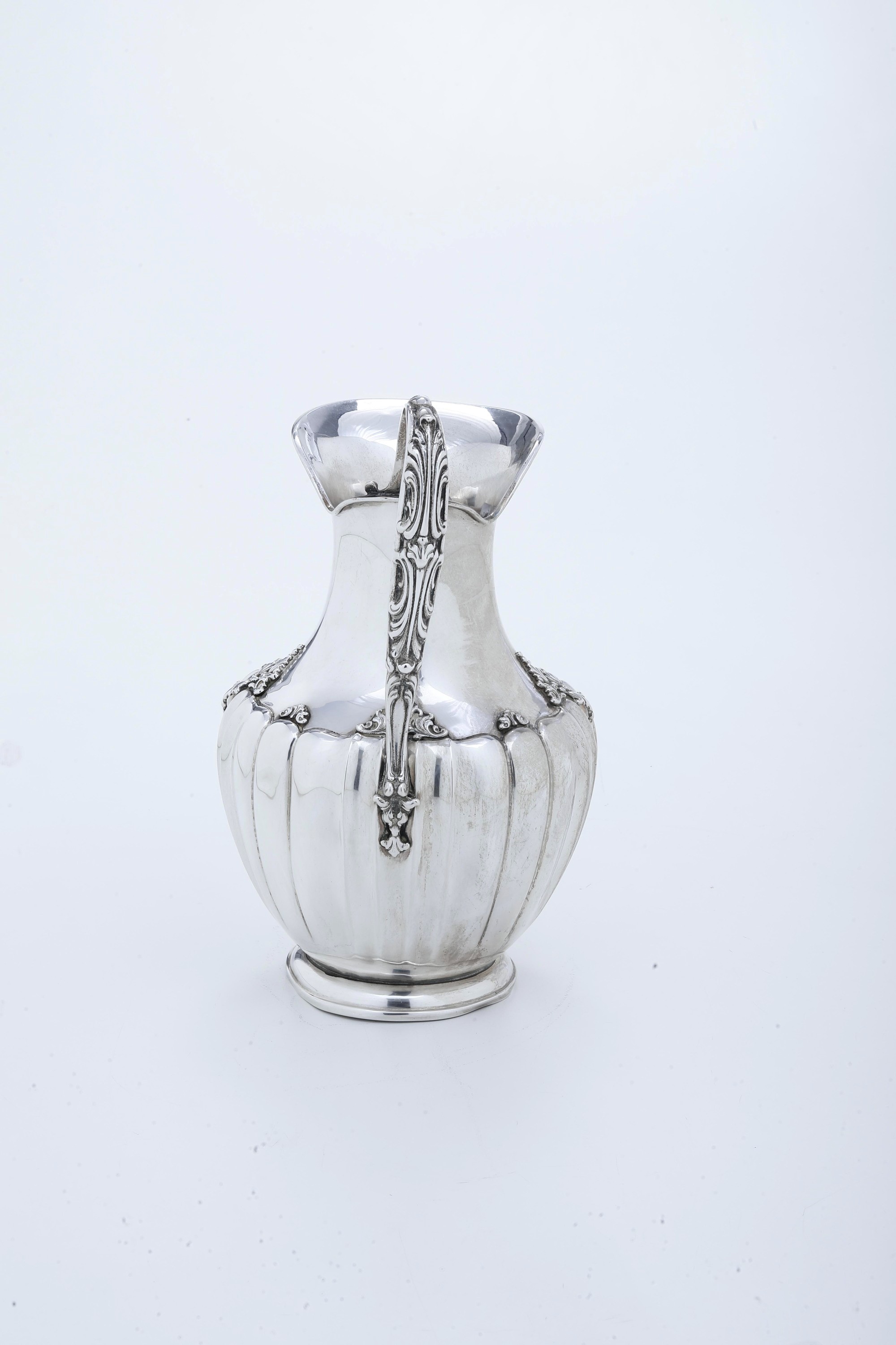 Argenteria italiana del XX secolo, Caraffa con corpo bacellato e manico decorato