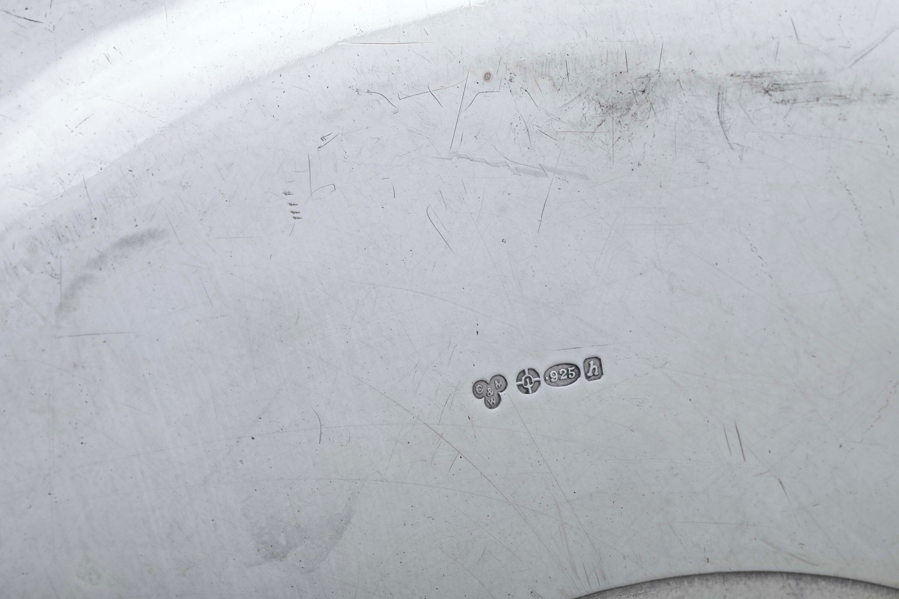 Mappin & Webb, Coppia di piatti commemorativi in argento 925