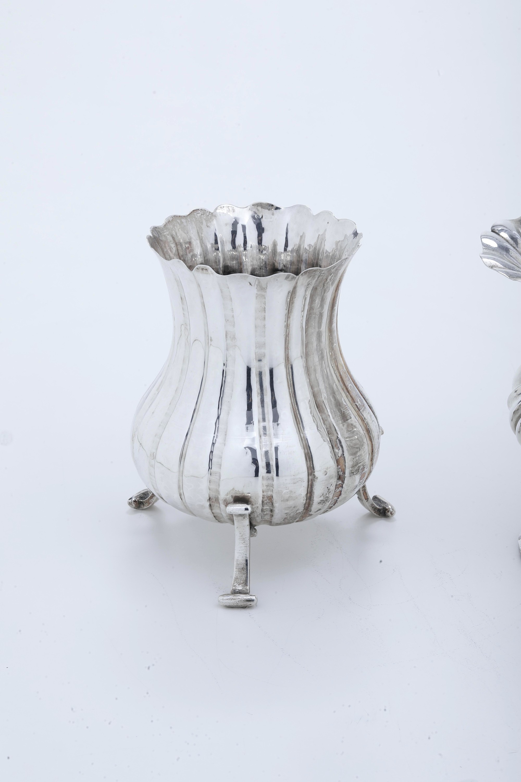 Italia, Due vasi su modello dell’argenteria veneziana antica, argento fuso e sagomato, XIX–XX sec...