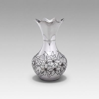 Ottonelli, Vaso con decoro floreale in argento fuso e sagomato (XX secolo)