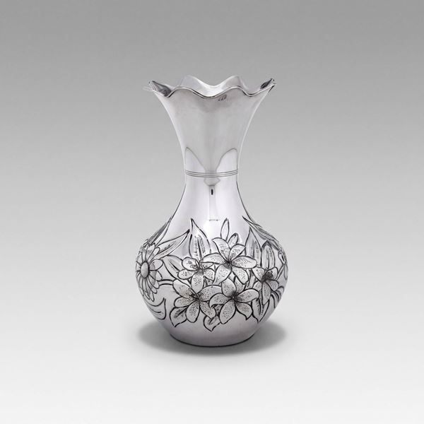 Vaso con decoro floreale. Argenteria artistica fiorentina, argentiere Ottonelli, XX secolo