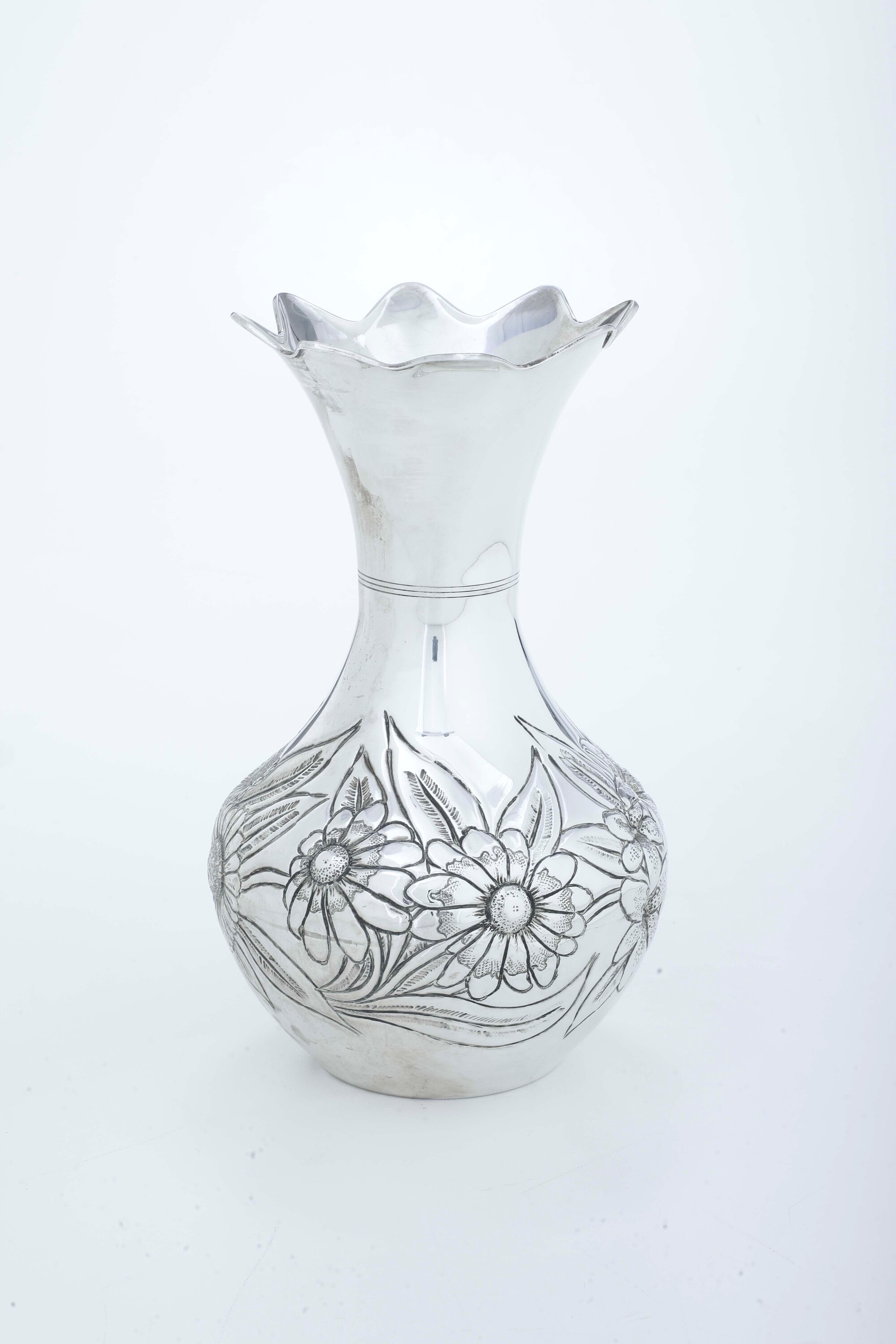 Ottonelli, Vaso con decoro floreale in argento fuso e sagomato (XX secolo)