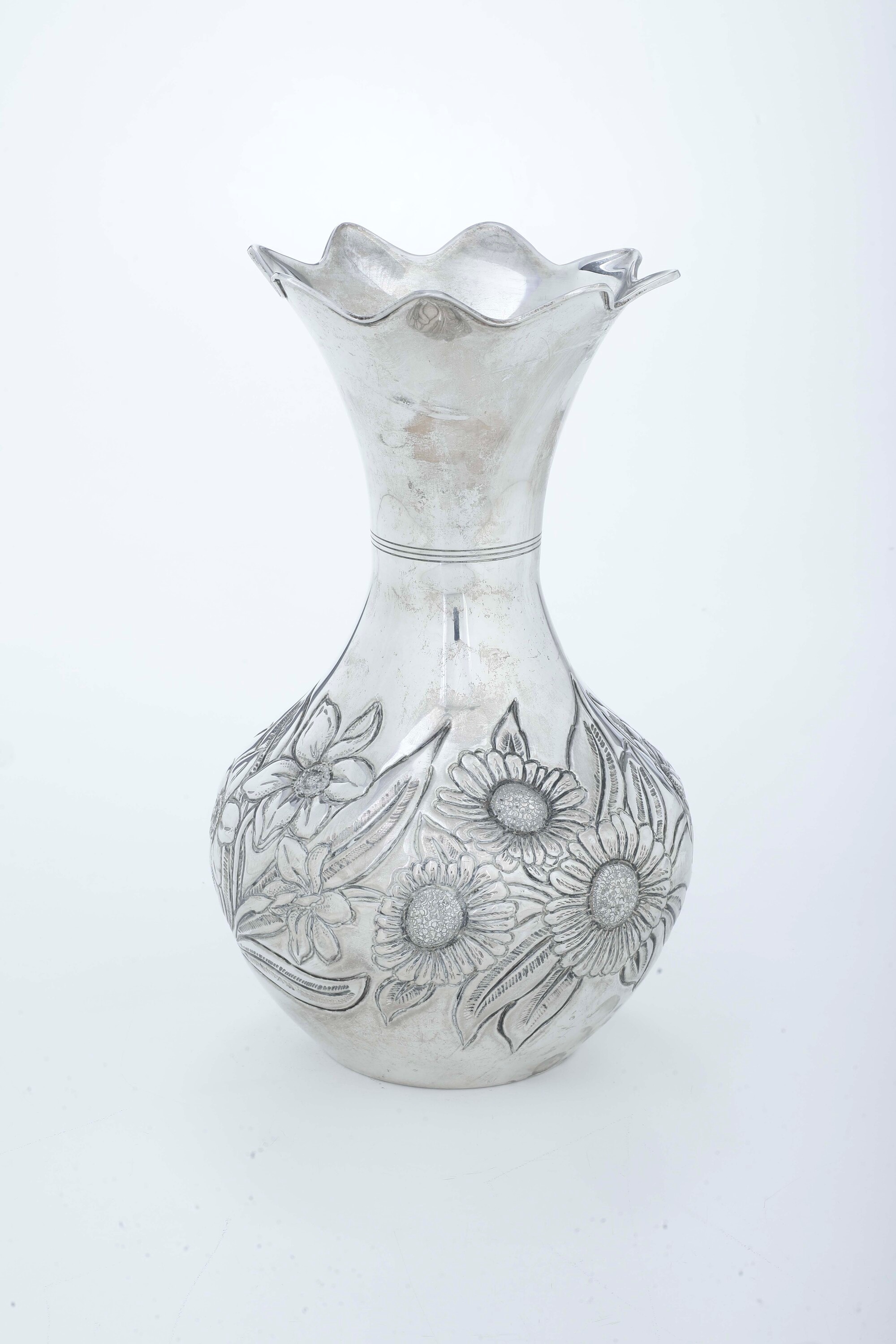 Ottonelli, Vaso con decoro floreale in argento fuso e sagomato (XX secolo)