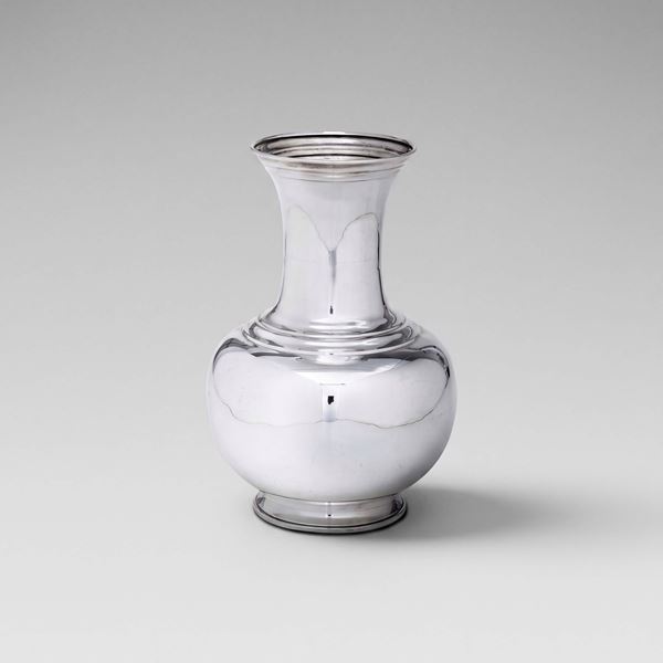 Vaso ad anfora. Argenteria artistica milanese del XX-XXI secolo. Argentiere Gabriele De Vecchi.