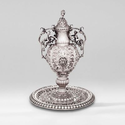 Argenteria artistica milanese, Grande trionfo da tavola a foggia di anfora neobarocca con present...