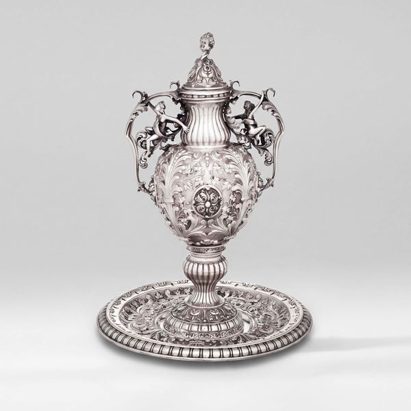 Grande trionfo da tavola a foggia di anfora neobarocca con presentoir. Argenteria artistica milanese della prima metà del XX secolo.