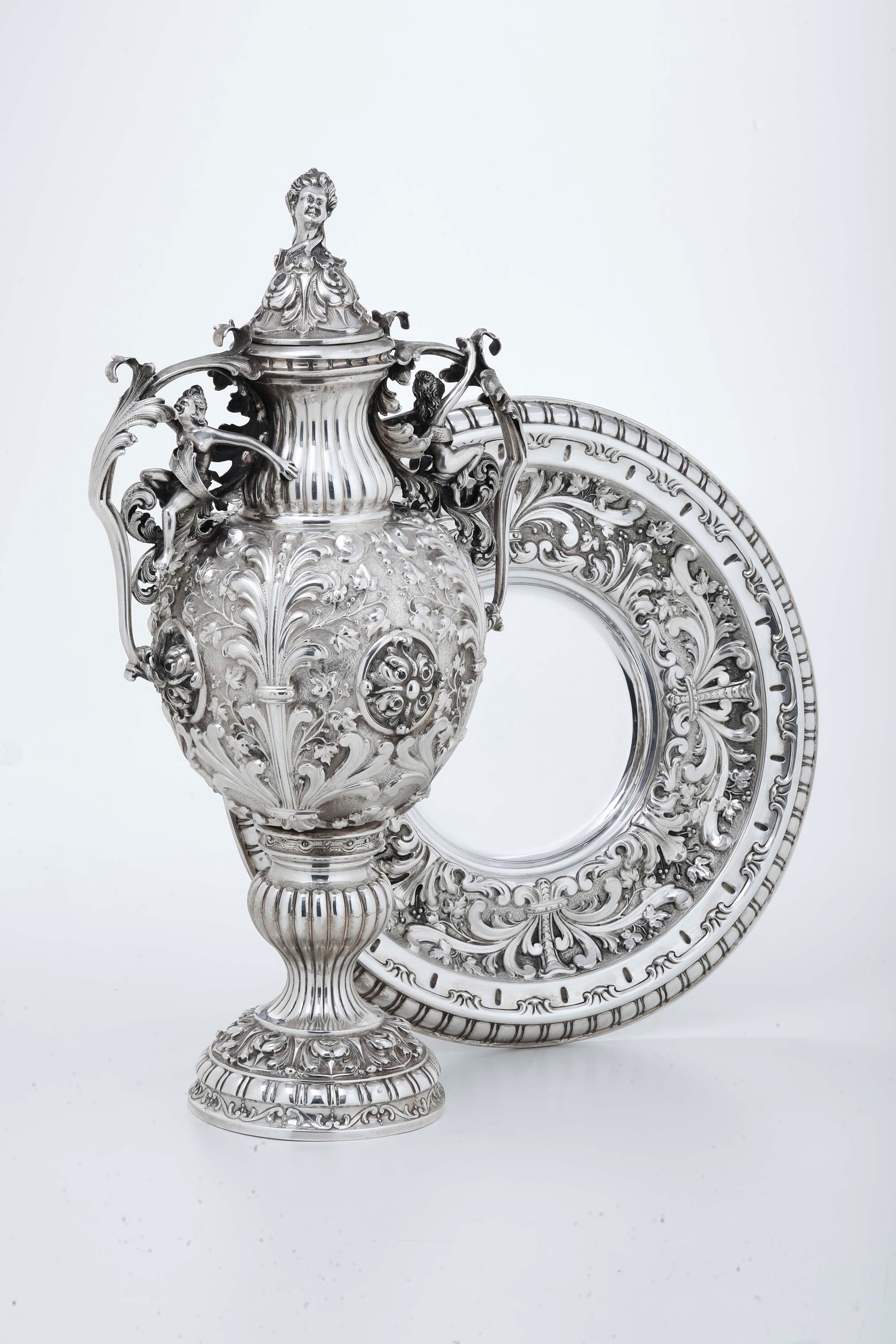 Argenteria artistica milanese, Grande trionfo da tavola a foggia di anfora neobarocca con present...