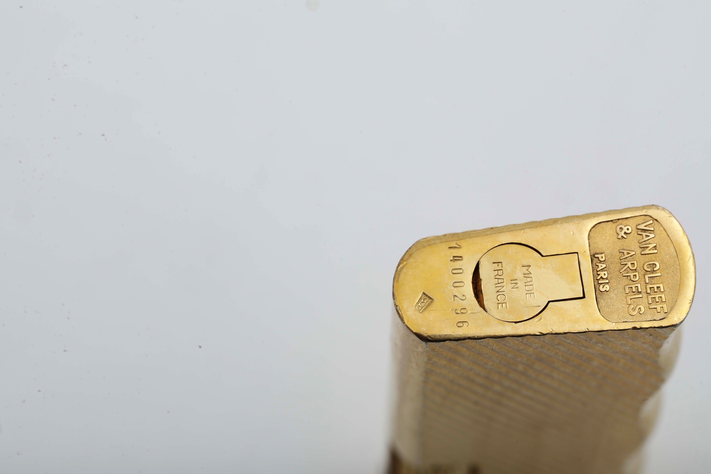 Van Cleef & Arpels, Coppia di accendini in metallo dorato con scatola originale e certificato di ...