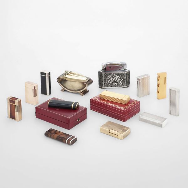 Lotto di tredici accendini in metallo dorato e altri materiali. Cartier, Dupont, Van Cleef, Myon