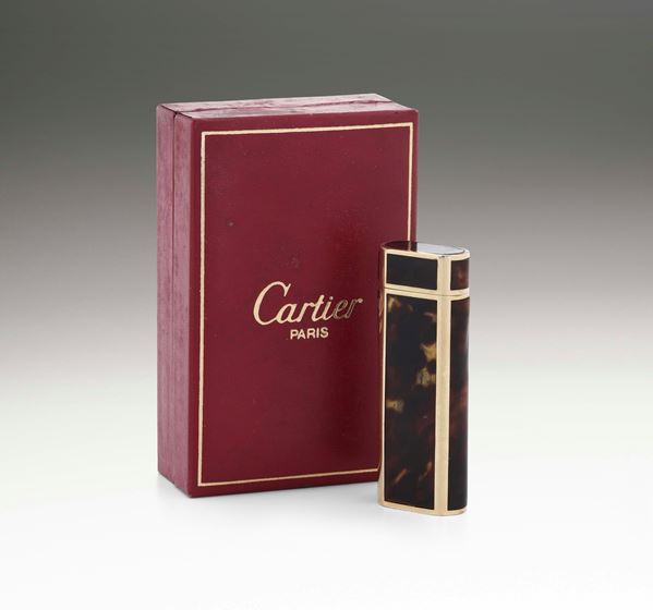 Cartier. Accendino con rivestimento in oro 750 e resina.