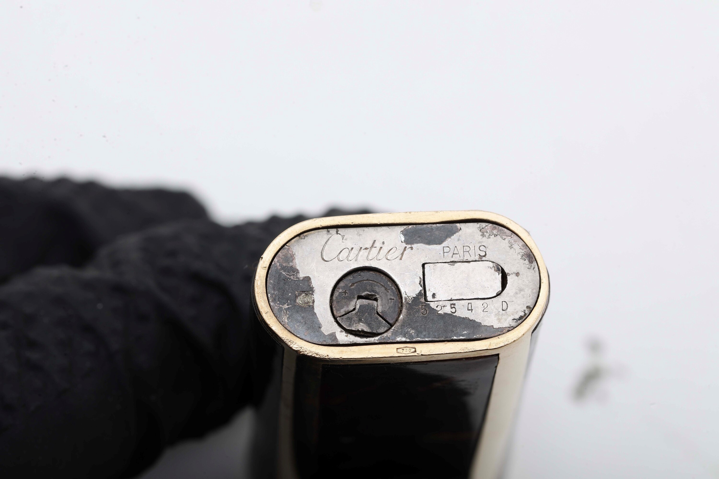 Cartier, Accendino con rivestimento in oro 750 e resina entro custodia originale