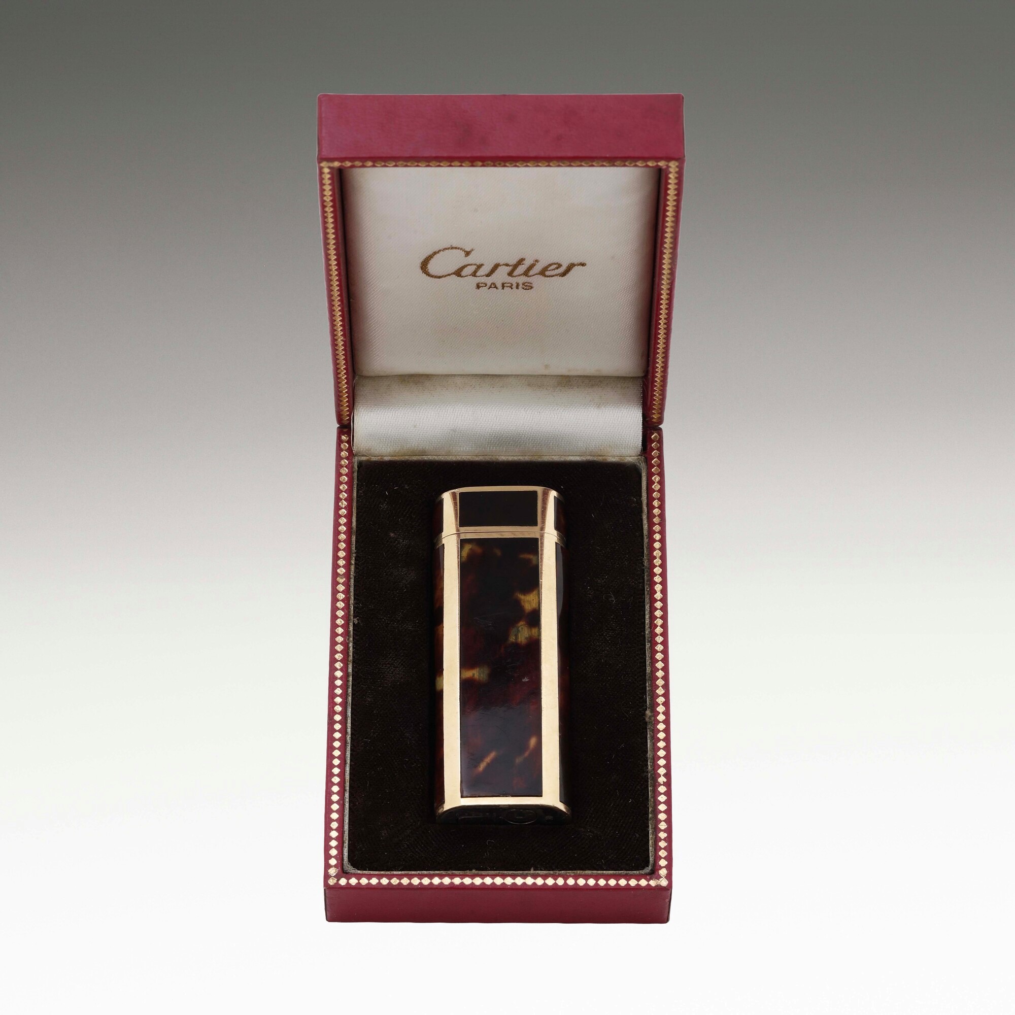 Cartier, Accendino con rivestimento in oro 750 e resina entro custodia originale