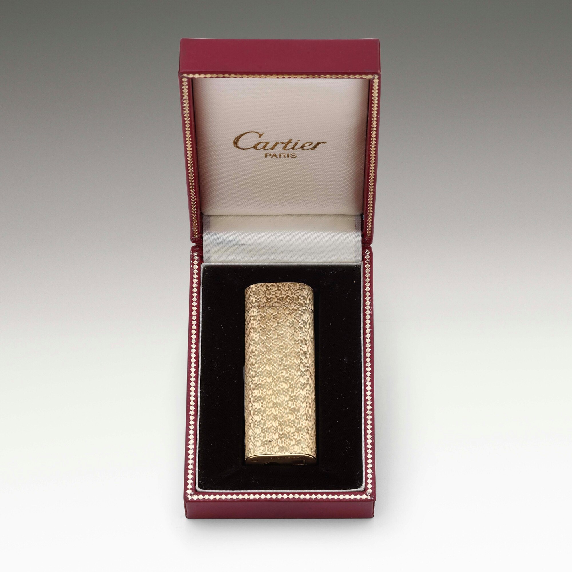 Cartier, Accendino in metallo con supporto in oro 750