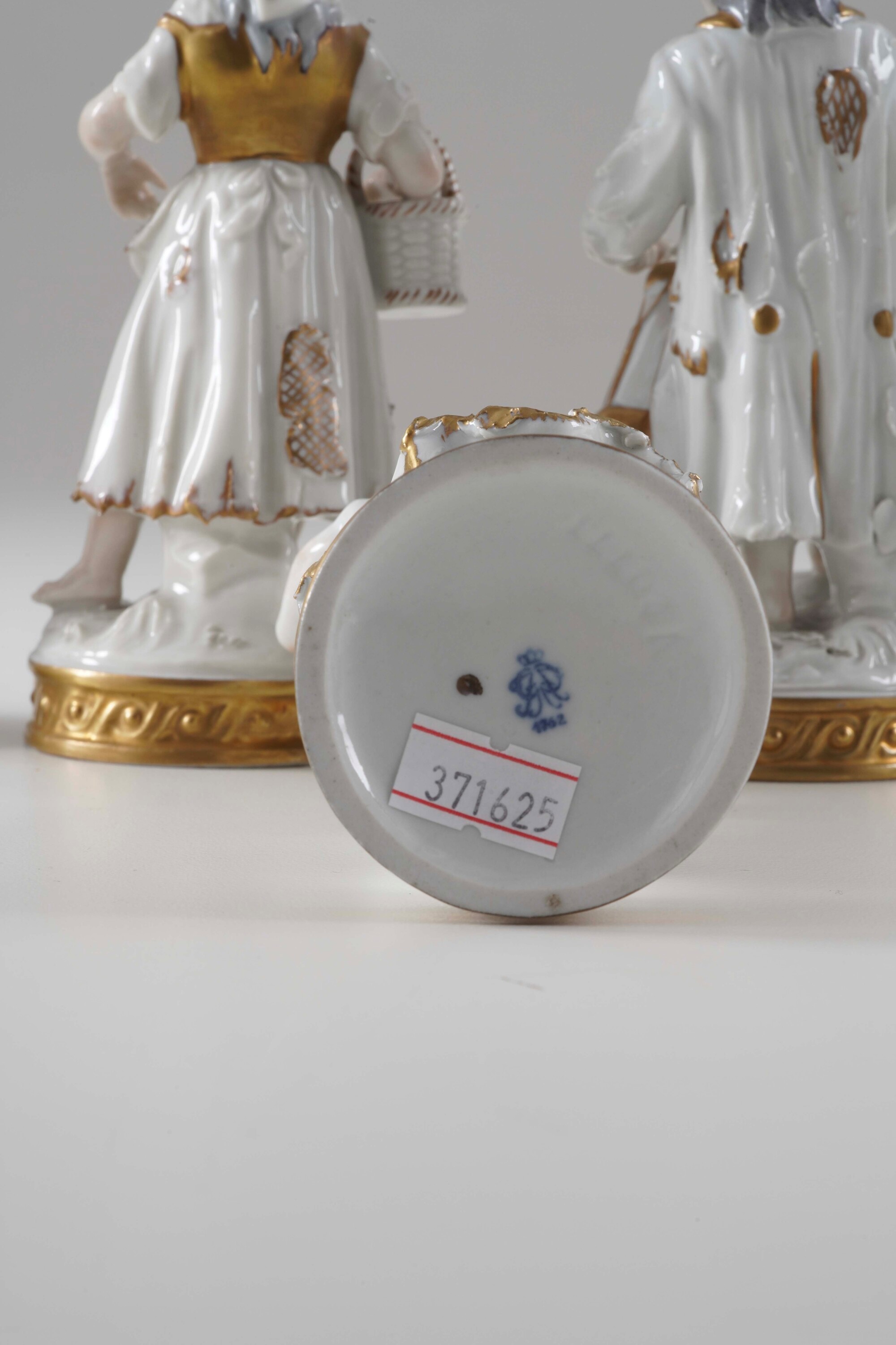 Sei statuine di Suonatori e Danzatrici, porcellana bianca e oro, Germania, XX secolo