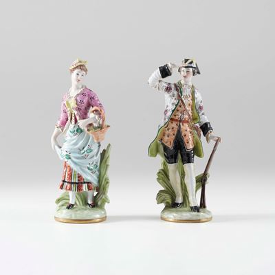 N con corona, Coppia di figure in porcellana, XX secolo