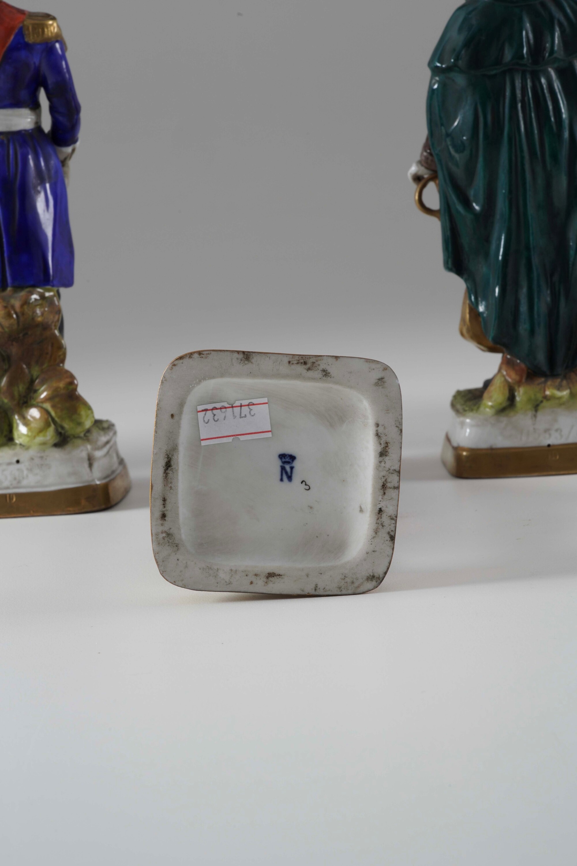 Sette statuine, Militari con abiti d’epoca, porcellana (XX secolo)
