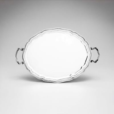 Argenteria italiana del XX secolo, Vassoio sagomato e biansato in argento fuso